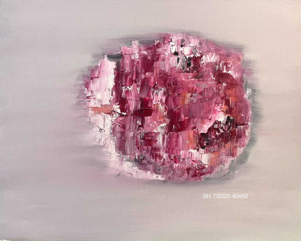 Ölgemälde „Weggerollt“: Vor einem zart rosa Grund schwebt eine runde magenta- und rosafarbene Form. Die weichen Ränder lassen sie wie weggerollt erscheinen.