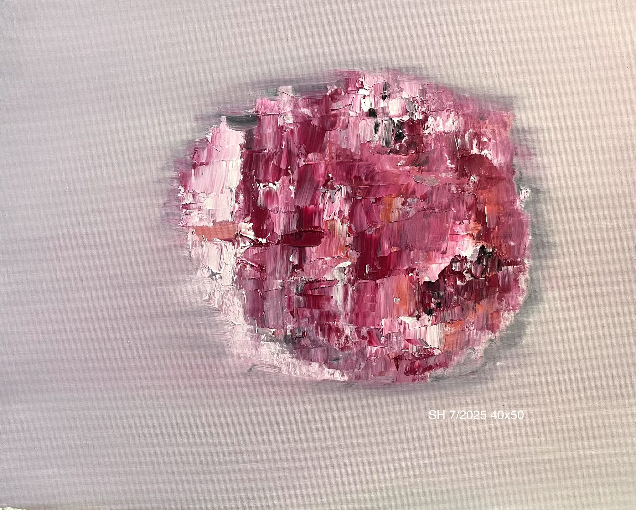 Ölgemälde „Weggerollt“: Vor einem zart rosa Grund schwebt eine runde magenta- und rosafarbene Form. Die weichen Ränder lassen sie wie weggerollt erscheinen.