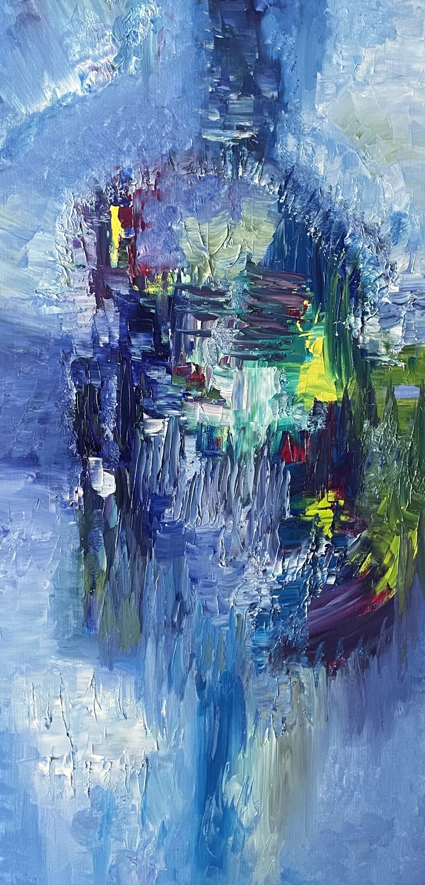 Ölgemälde „Blaues Fragment“: Eine schmale blaue Form steht in einem hellen, kühlen Raum. Rosa, violette und grüne Spuren leuchten aus dem dunkleren Fragment hervor.